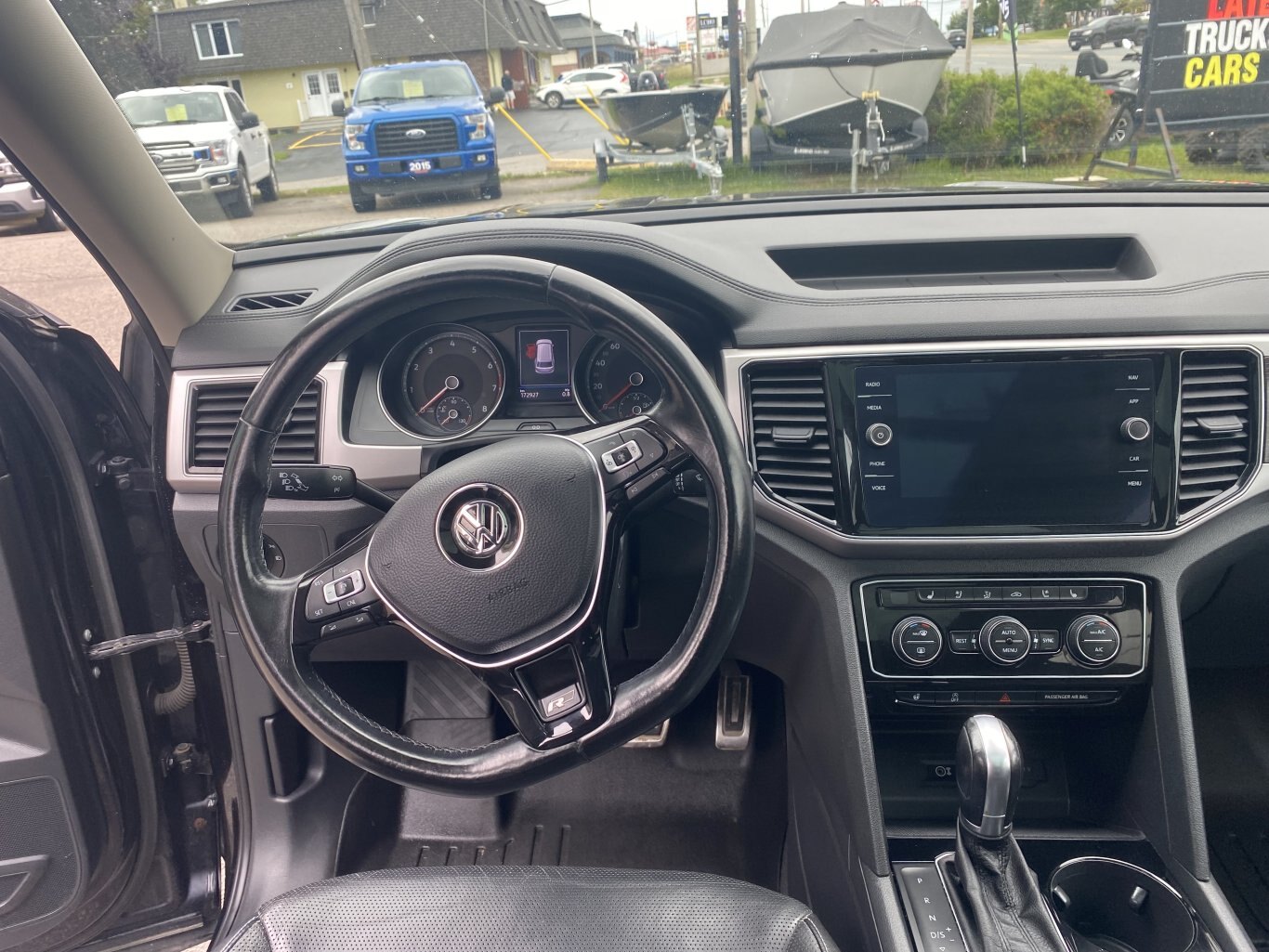 2018 VOLKSWAGEN ATLAS RLINE AWD 3RD ROW SEATING W/SUNROOF, LEATHER SEATS, HEATED SEATS, POWER TRUNK, REAR VIEW CAMERA AND NAVIGATION!