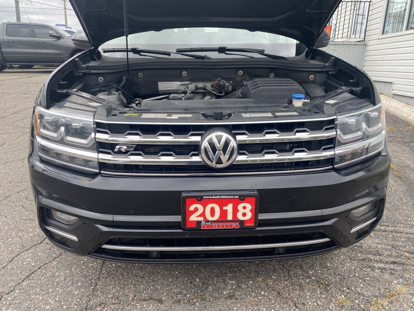 2018 VOLKSWAGEN ATLAS RLINE AWD 3RD ROW SEATING W/SUNROOF, LEATHER SEATS, HEATED SEATS, POWER TRUNK, REAR VIEW CAMERA AND NAVIGATION!