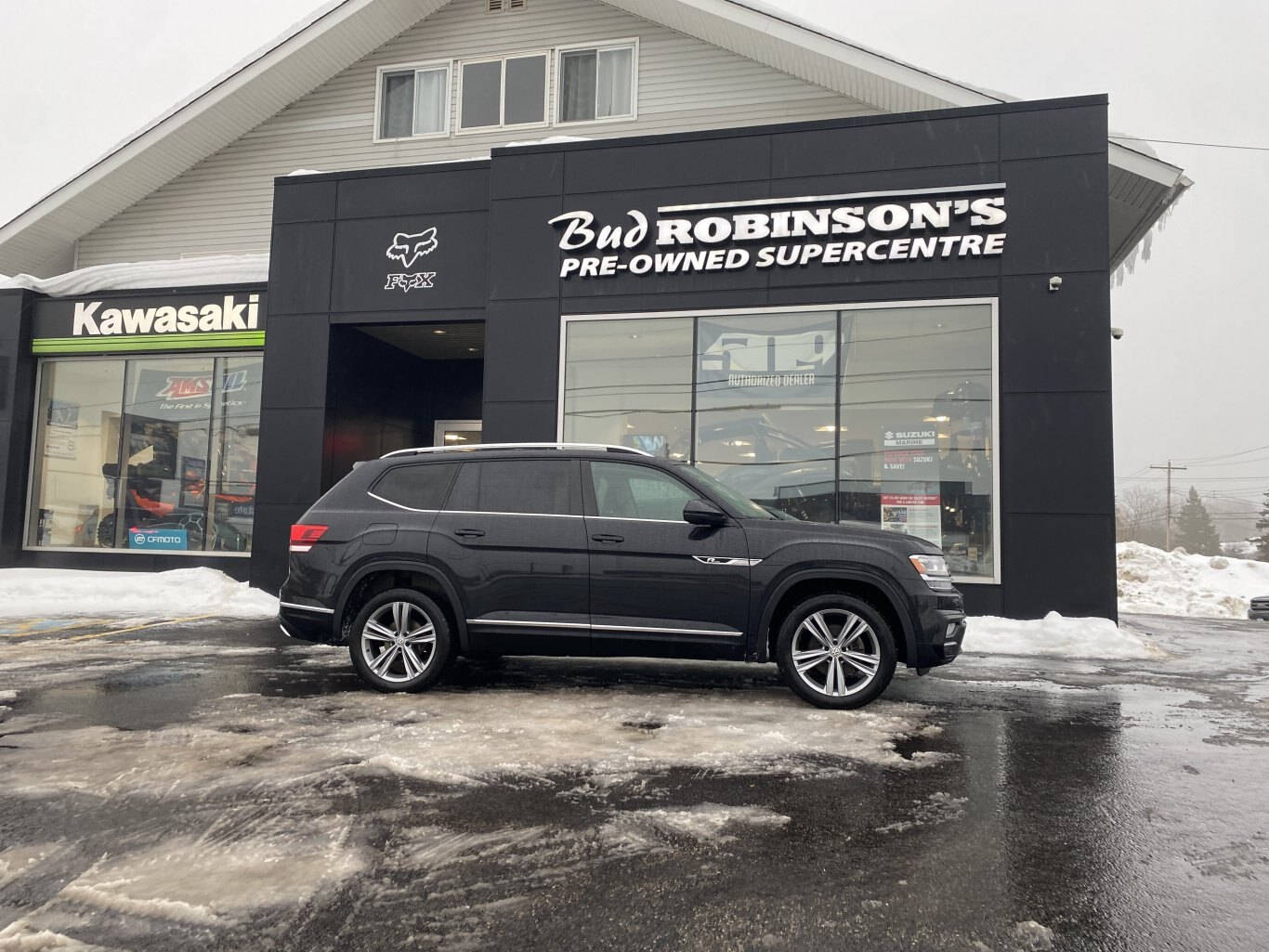 2018 VOLKSWAGEN ATLAS RLINE AWD 3RD ROW SEATING W/SUNROOF, LEATHER SEATS, HEATED SEATS, POWER TRUNK, REAR VIEW CAMERA AND NAVIGATION!