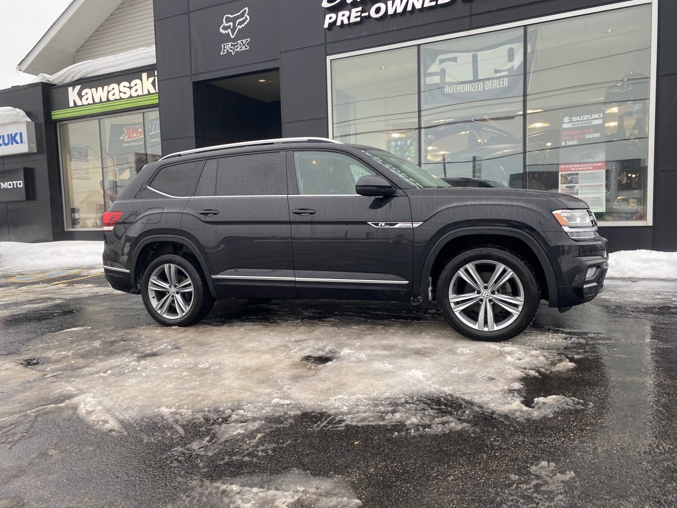 2018 VOLKSWAGEN ATLAS RLINE AWD 3RD ROW SEATING W/SUNROOF, LEATHER SEATS, HEATED SEATS, POWER TRUNK, REAR VIEW CAMERA AND NAVIGATION!