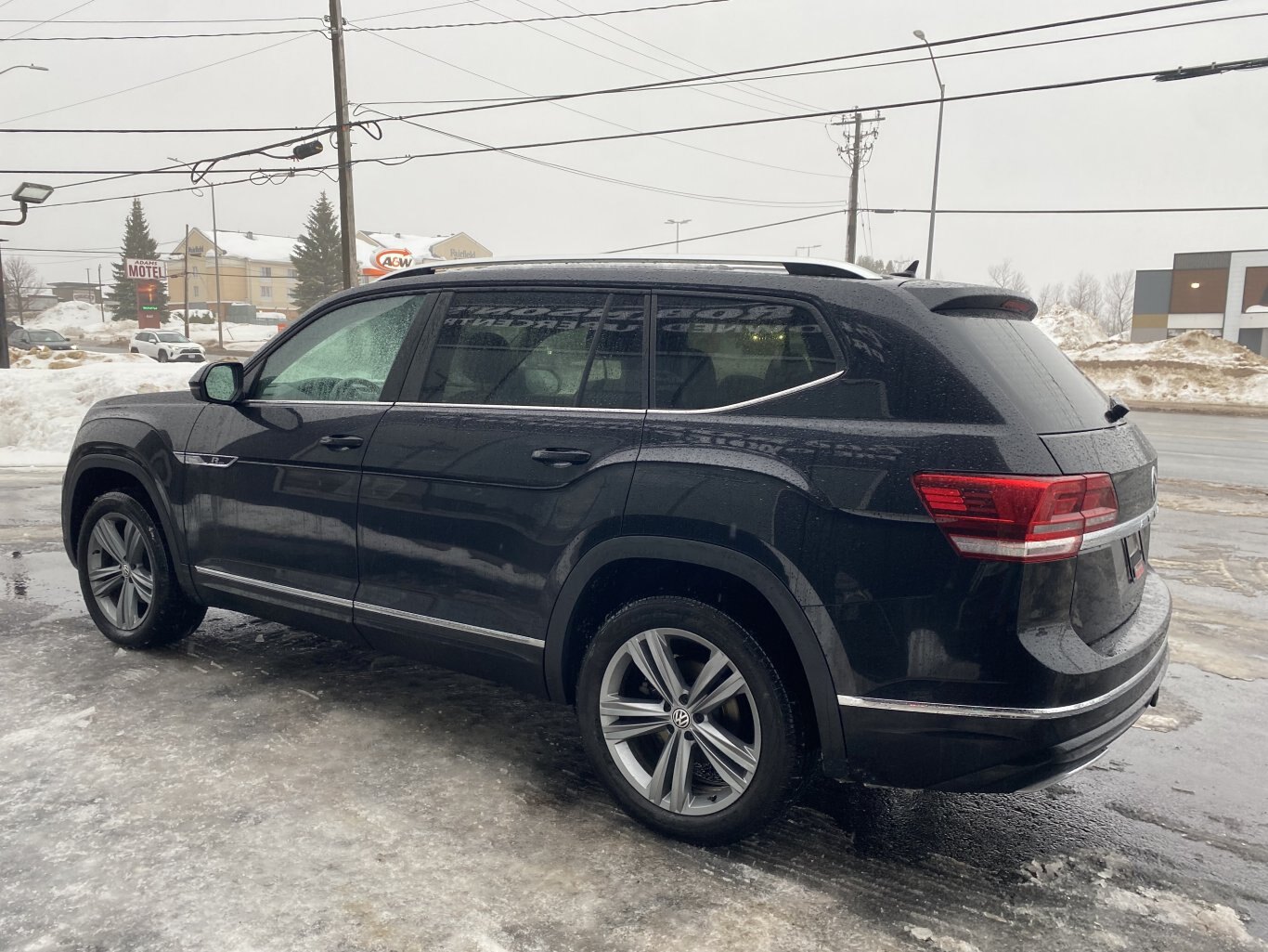 2018 VOLKSWAGEN ATLAS RLINE AWD 3RD ROW SEATING W/SUNROOF, LEATHER SEATS, HEATED SEATS, POWER TRUNK, REAR VIEW CAMERA AND NAVIGATION!