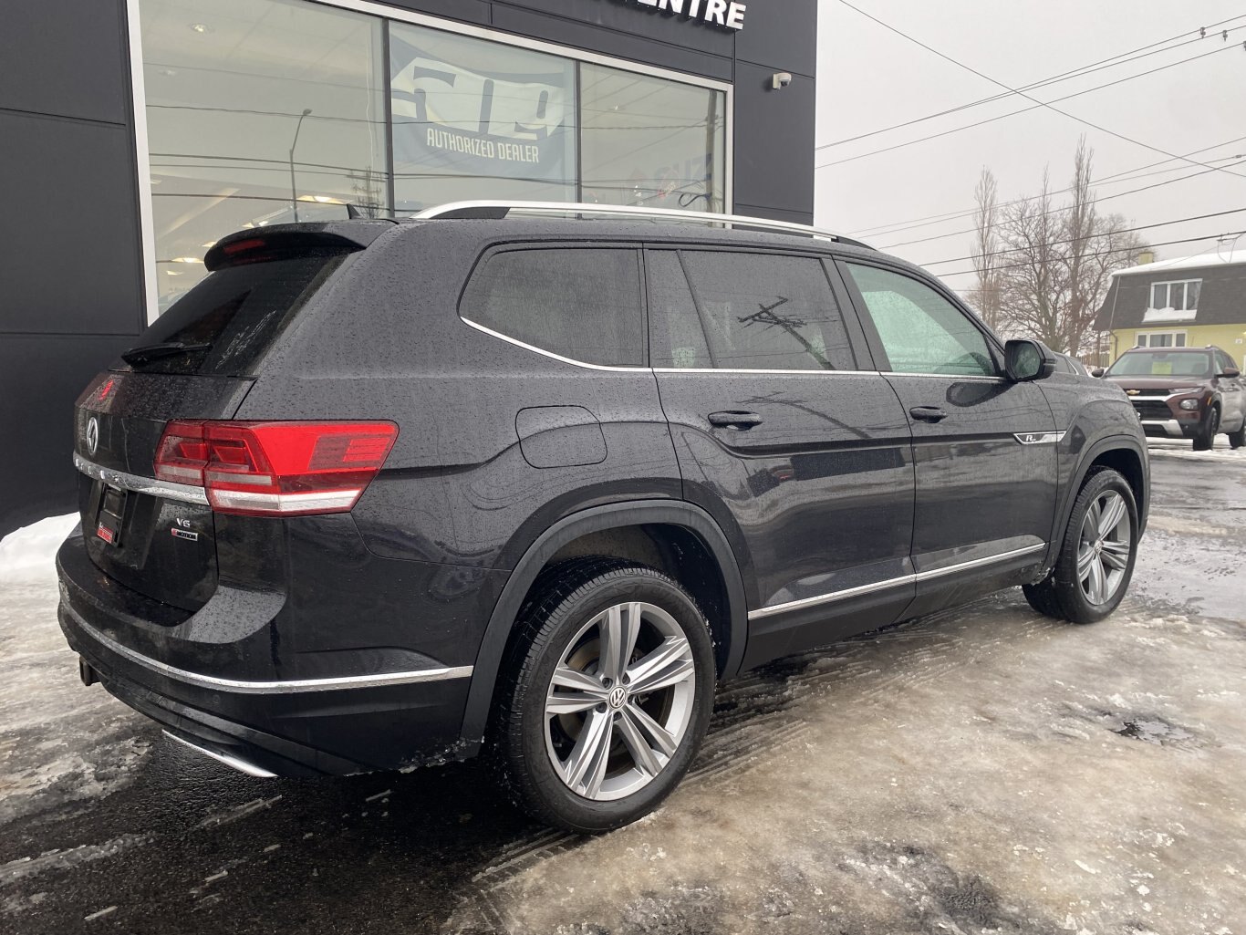 2018 VOLKSWAGEN ATLAS RLINE AWD 3RD ROW SEATING W/SUNROOF, LEATHER SEATS, HEATED SEATS, POWER TRUNK, REAR VIEW CAMERA AND NAVIGATION!