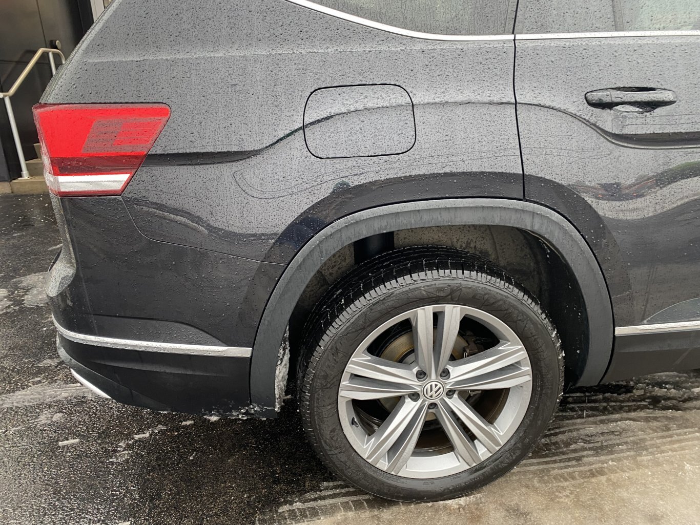 2018 VOLKSWAGEN ATLAS RLINE AWD 3RD ROW SEATING W/SUNROOF, LEATHER SEATS, HEATED SEATS, POWER TRUNK, REAR VIEW CAMERA AND NAVIGATION!