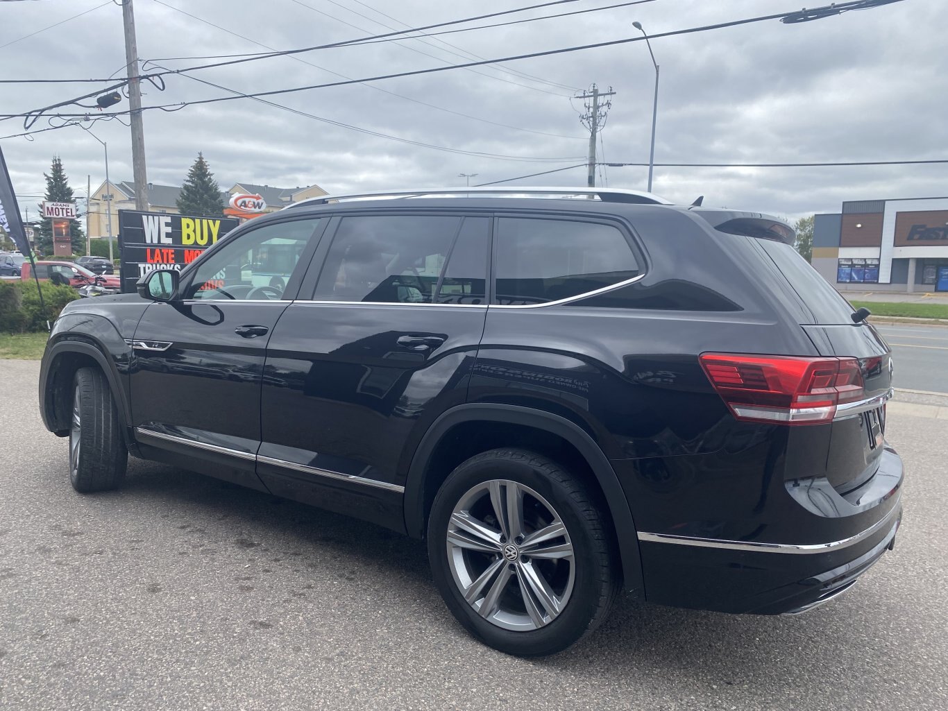 2018 VOLKSWAGEN ATLAS RLINE AWD 3RD ROW SEATING W/SUNROOF, LEATHER SEATS, HEATED SEATS, POWER TRUNK, REAR VIEW CAMERA AND NAVIGATION!