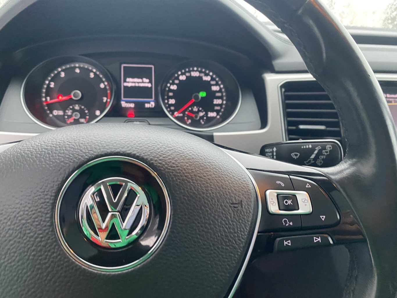 2018 VOLKSWAGEN ATLAS RLINE AWD 3RD ROW SEATING W/SUNROOF, LEATHER SEATS, HEATED SEATS, POWER TRUNK, REAR VIEW CAMERA AND NAVIGATION!