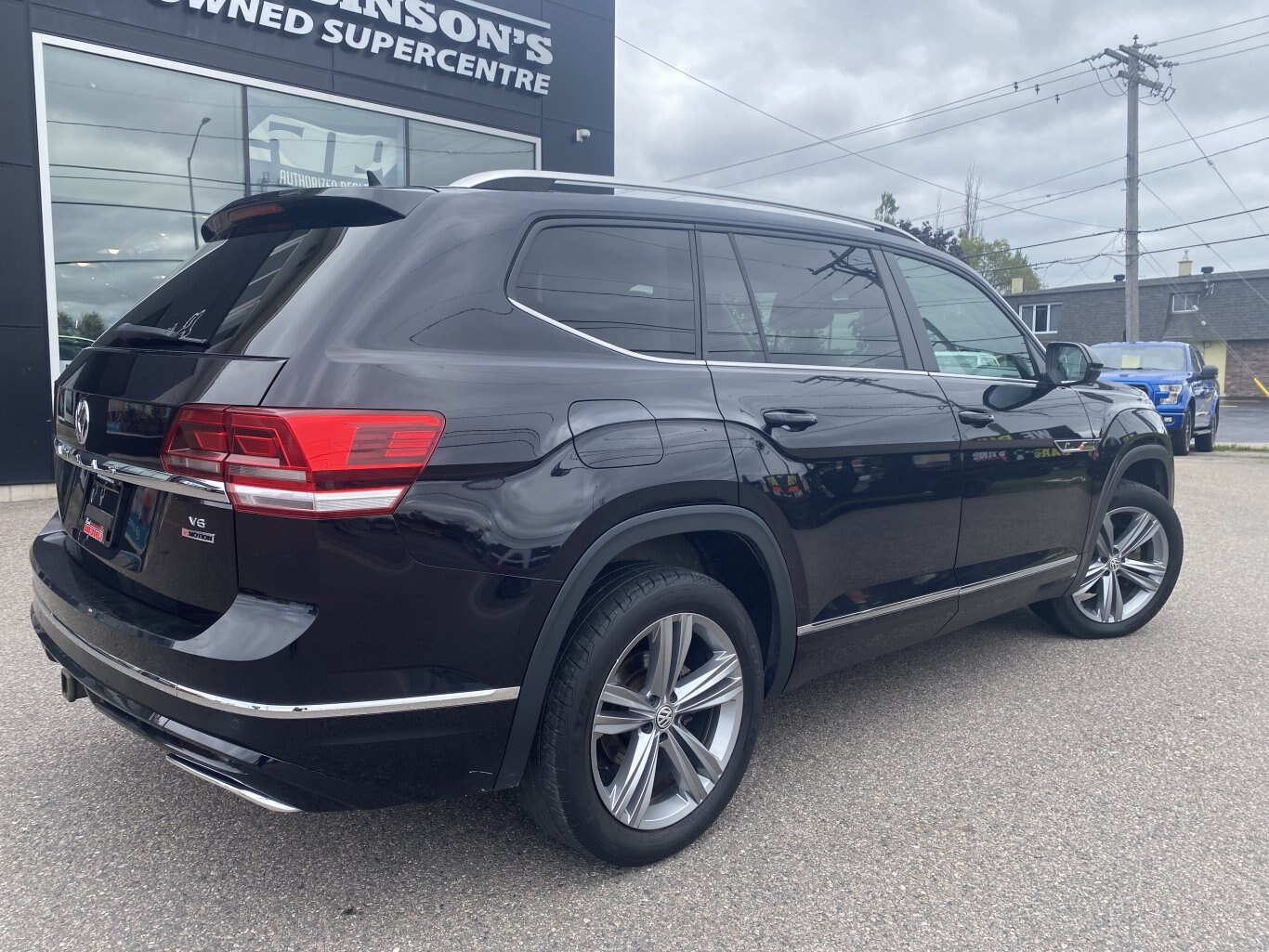 2018 VOLKSWAGEN ATLAS RLINE AWD 3RD ROW SEATING W/SUNROOF, LEATHER SEATS, HEATED SEATS, POWER TRUNK, REAR VIEW CAMERA AND NAVIGATION!