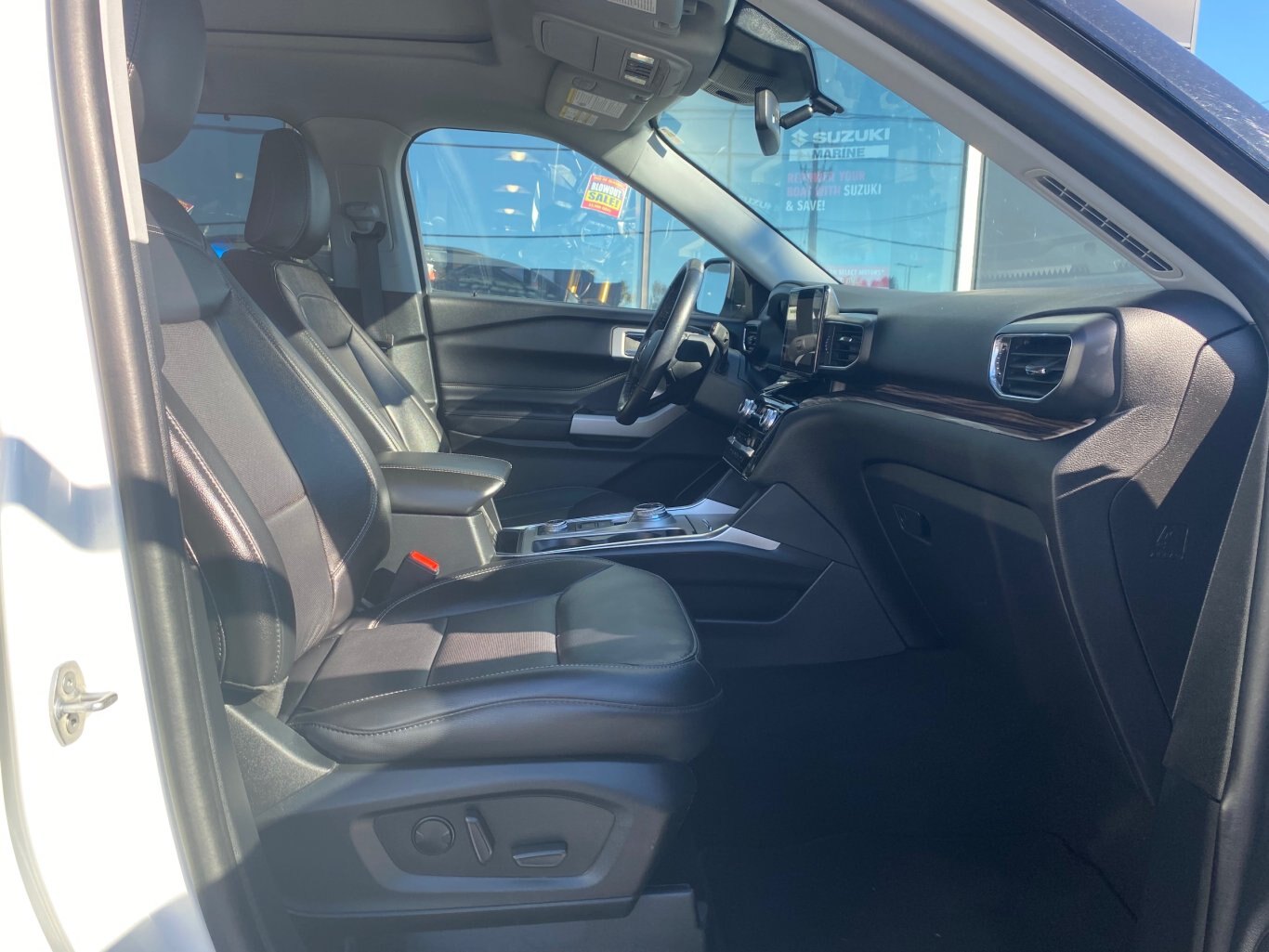 2021 FORD EXPLORER LIMITED 4X4 (PREVIOUS RENTAL) 3RD ROW SEATING WITH SUNROOF, LEATHER SEATS, HEATED/COOLED SEATS, POWER TRUNK, HEATED STEERING WHEEL, REAR VIEW CAMERA, REMOTE START AND NAVIGATION!!