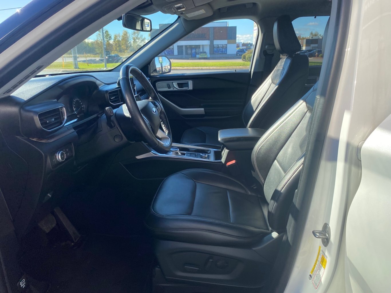 2021 FORD EXPLORER LIMITED 4X4 (PREVIOUS RENTAL) 3RD ROW SEATING WITH SUNROOF, LEATHER SEATS, HEATED/COOLED SEATS, POWER TRUNK, HEATED STEERING WHEEL, REAR VIEW CAMERA, REMOTE START AND NAVIGATION!!