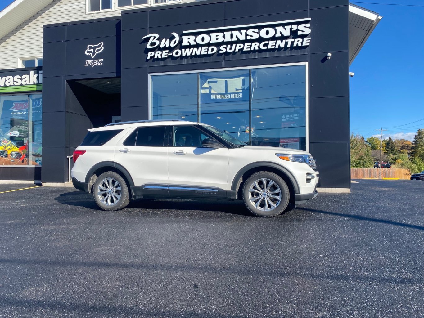 2021 FORD EXPLORER LIMITED 4X4 (PREVIOUS RENTAL) 3RD ROW SEATING WITH SUNROOF, LEATHER SEATS, HEATED/COOLED SEATS, POWER TRUNK, HEATED STEERING WHEEL, REAR VIEW CAMERA, REMOTE START AND NAVIGATION!!