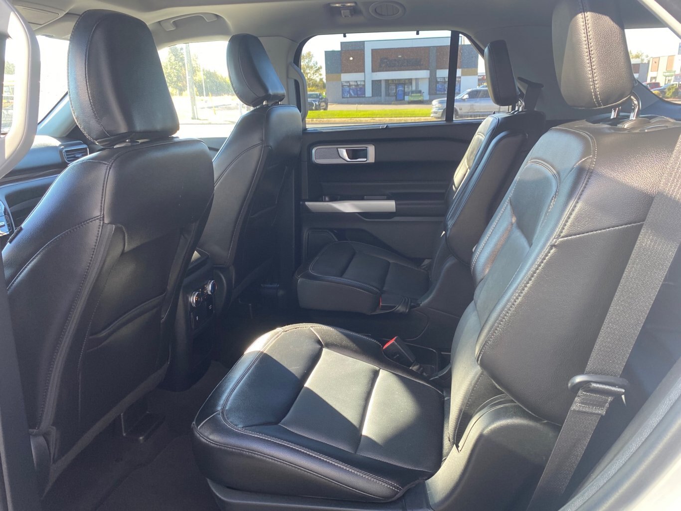 2021 FORD EXPLORER LIMITED 4X4 (PREVIOUS RENTAL) 3RD ROW SEATING WITH SUNROOF, LEATHER SEATS, HEATED/COOLED SEATS, POWER TRUNK, HEATED STEERING WHEEL, REAR VIEW CAMERA, REMOTE START AND NAVIGATION!!