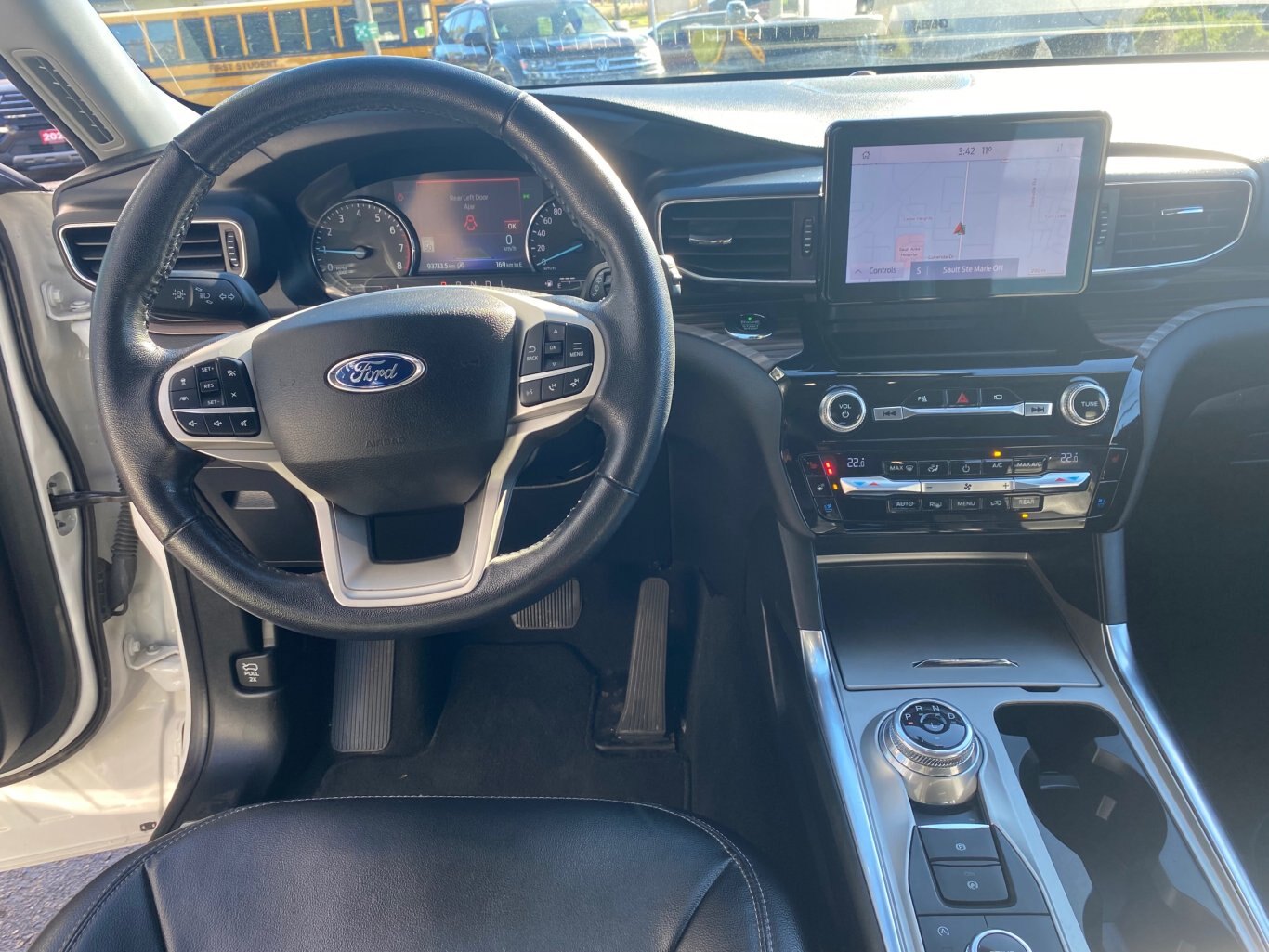 2021 FORD EXPLORER LIMITED 4X4 (PREVIOUS RENTAL) 3RD ROW SEATING WITH SUNROOF, LEATHER SEATS, HEATED/COOLED SEATS, POWER TRUNK, HEATED STEERING WHEEL, REAR VIEW CAMERA, REMOTE START AND NAVIGATION!!