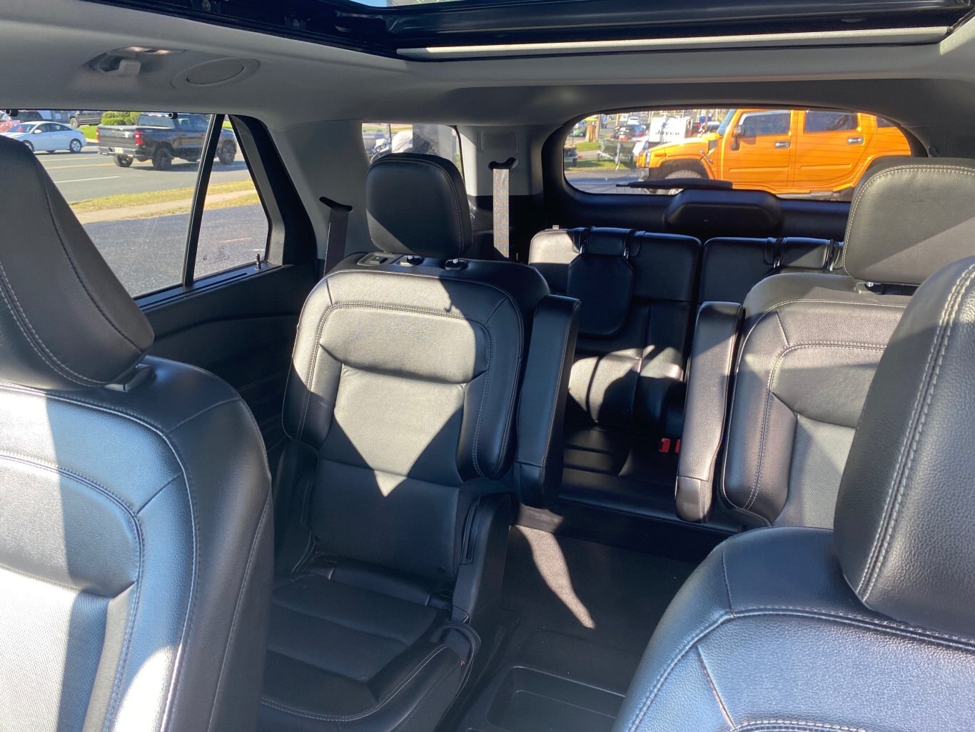 2021 FORD EXPLORER LIMITED 4X4 (PREVIOUS RENTAL) 3RD ROW SEATING WITH SUNROOF, LEATHER SEATS, HEATED/COOLED SEATS, POWER TRUNK, HEATED STEERING WHEEL, REAR VIEW CAMERA, REMOTE START AND NAVIGATION!!