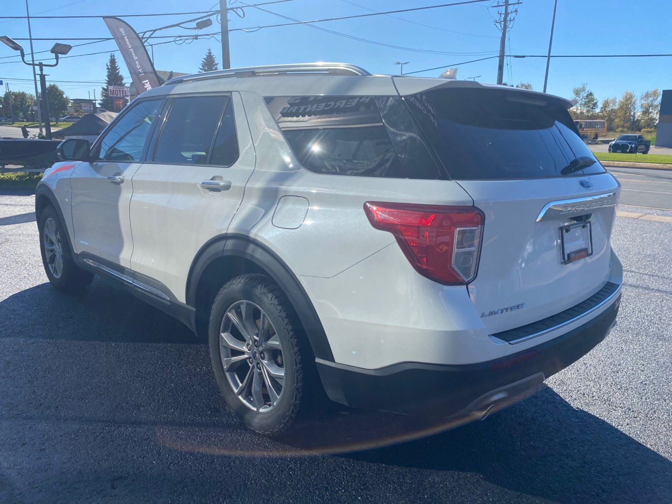 2021 FORD EXPLORER LIMITED 4X4 (PREVIOUS RENTAL) 3RD ROW SEATING WITH SUNROOF, LEATHER SEATS, HEATED/COOLED SEATS, POWER TRUNK, HEATED STEERING WHEEL, REAR VIEW CAMERA, REMOTE START AND NAVIGATION!!