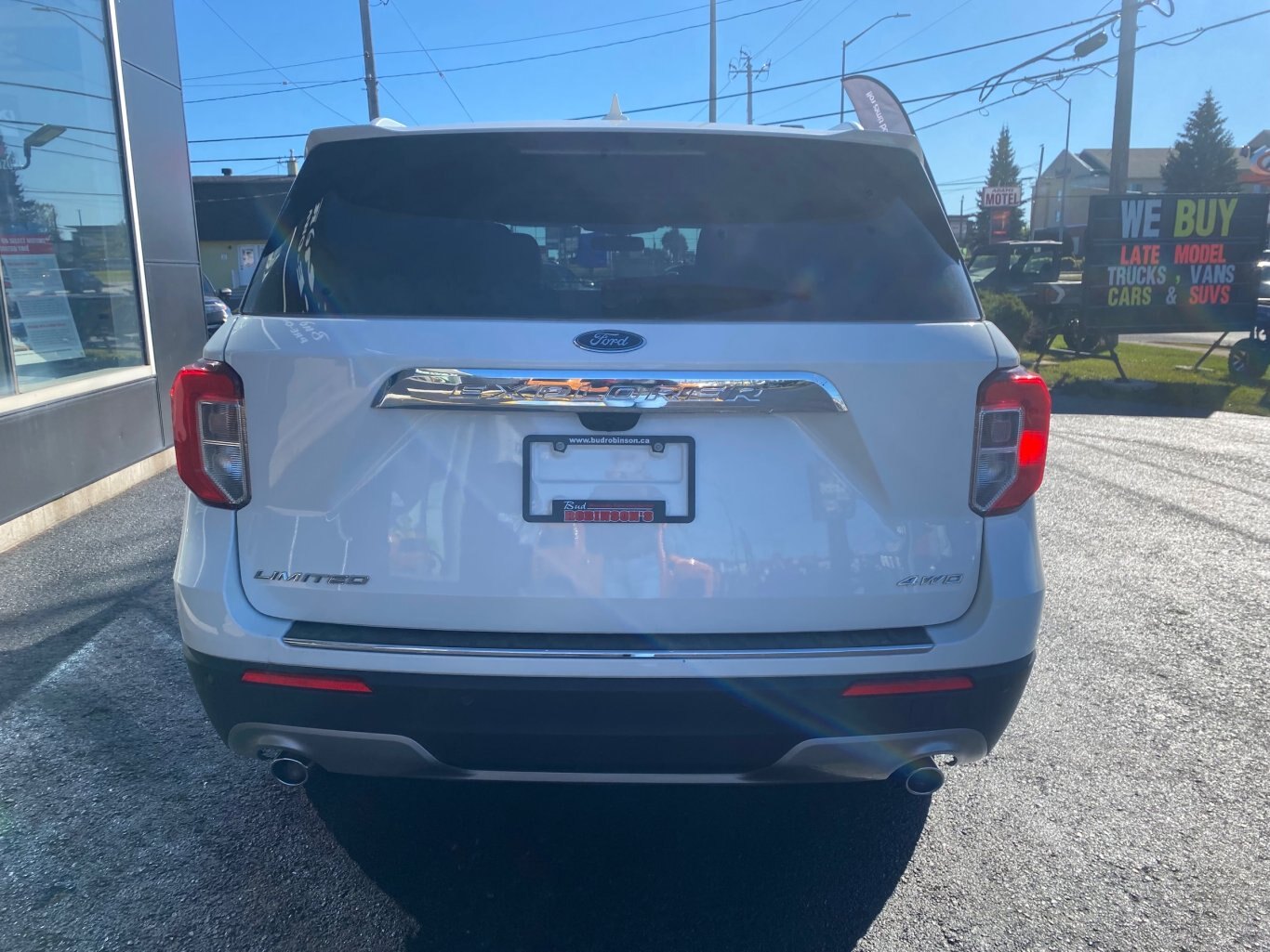 2021 FORD EXPLORER LIMITED 4X4 (PREVIOUS RENTAL) 3RD ROW SEATING WITH SUNROOF, LEATHER SEATS, HEATED/COOLED SEATS, POWER TRUNK, HEATED STEERING WHEEL, REAR VIEW CAMERA, REMOTE START AND NAVIGATION!!