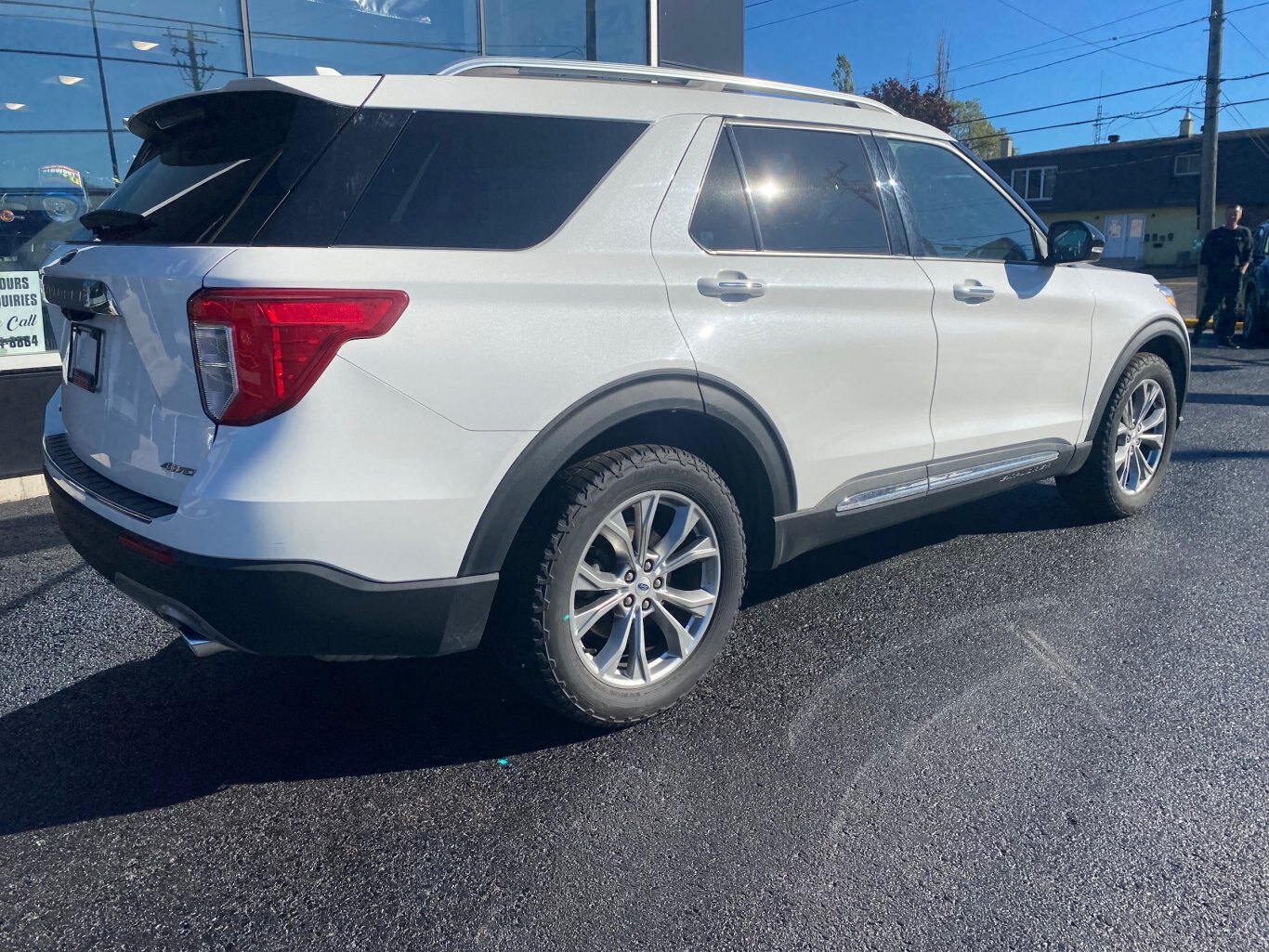 2021 FORD EXPLORER LIMITED 4X4 (PREVIOUS RENTAL) 3RD ROW SEATING WITH SUNROOF, LEATHER SEATS, HEATED/COOLED SEATS, POWER TRUNK, HEATED STEERING WHEEL, REAR VIEW CAMERA, REMOTE START AND NAVIGATION!!