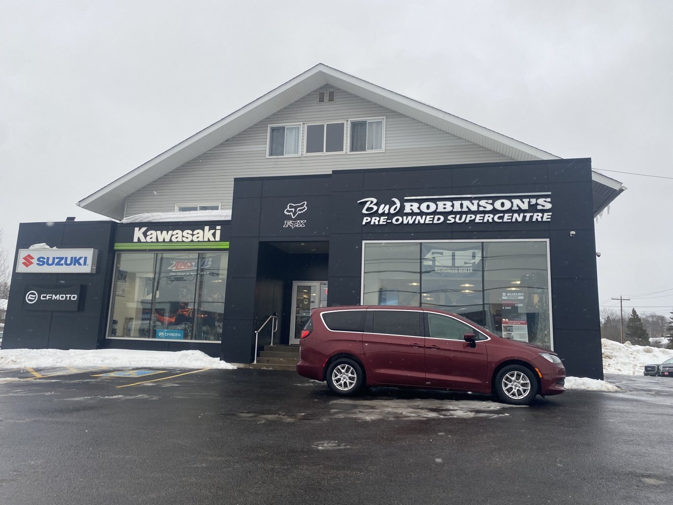 2022 CHRYSLER GRAND CARAVAN SXT FRONT WHEEL DRIVE (PREVIOUS RENTAL) WITH POWER SLIDING DOORS, REAR-VIEW CAMERA, HEATED SEATS, REMOTE START AND HEATED STEERING WHEEL!!