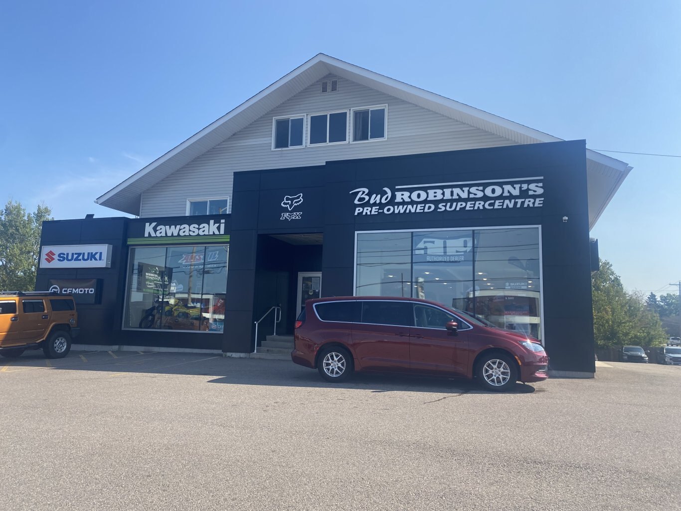 2022 CHRYSLER GRAND CARAVAN SXT FRONT WHEEL DRIVE (PREVIOUS RENTAL) WITH POWER SLIDING DOORS, REAR-VIEW CAMERA, HEATED SEATS, REMOTE START AND HEATED STEERING WHEEL!!