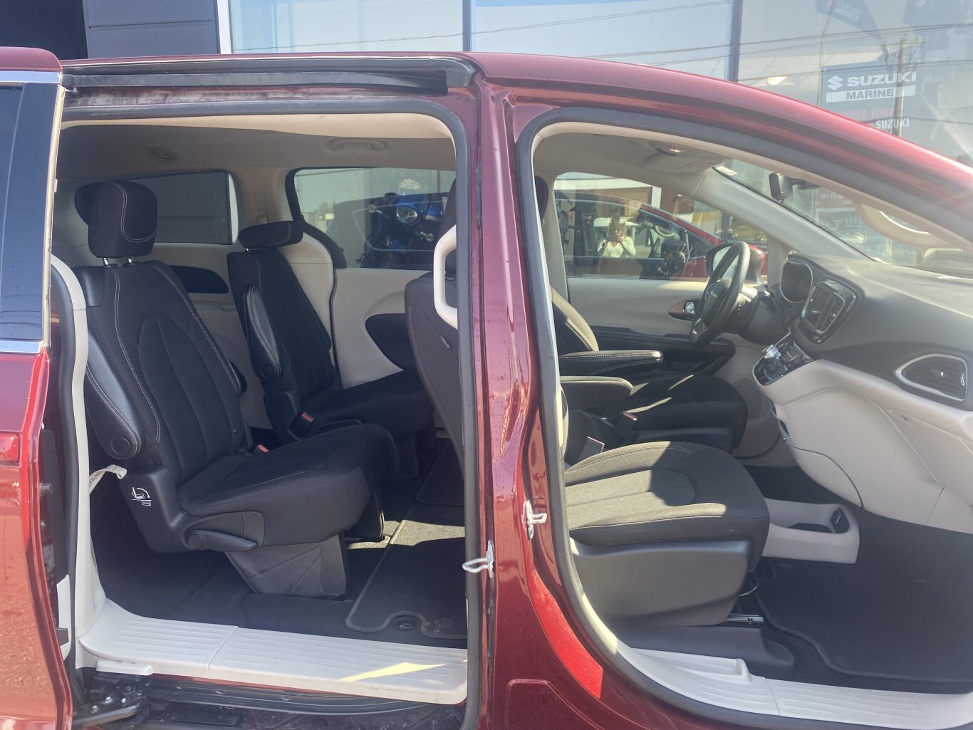 2022 CHRYSLER GRAND CARAVAN SXT FRONT WHEEL DRIVE (PREVIOUS RENTAL) WITH POWER SLIDING DOORS, REAR VIEW CAMERA, HEATED SEATS, REMOTE START AND HEATED STEERING WHEEL!!