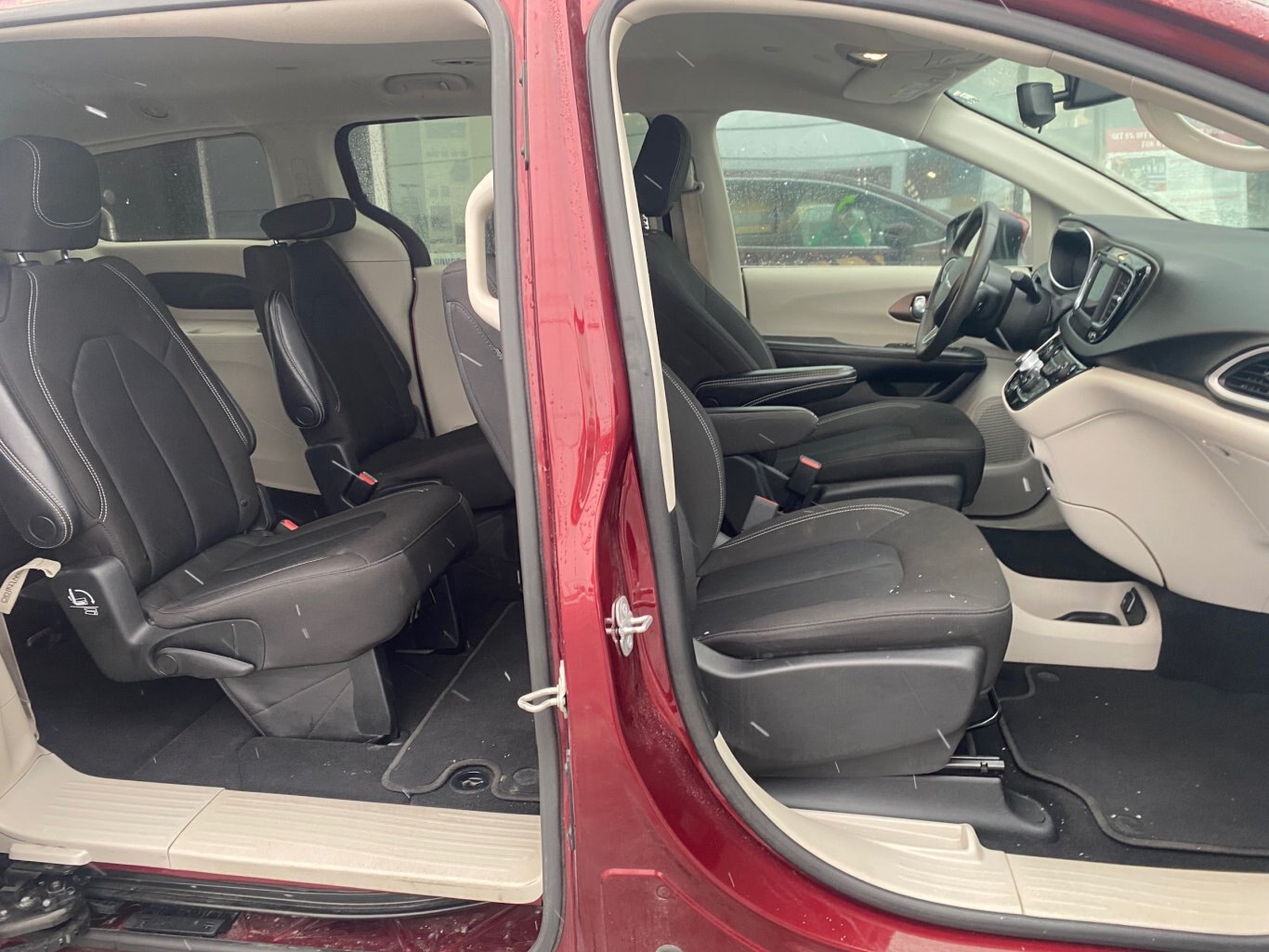 2022 CHRYSLER GRAND CARAVAN SXT FRONT WHEEL DRIVE (PREVIOUS RENTAL) WITH POWER SLIDING DOORS, REAR VIEW CAMERA, HEATED SEATS, REMOTE START AND HEATED STEERING WHEEL!!