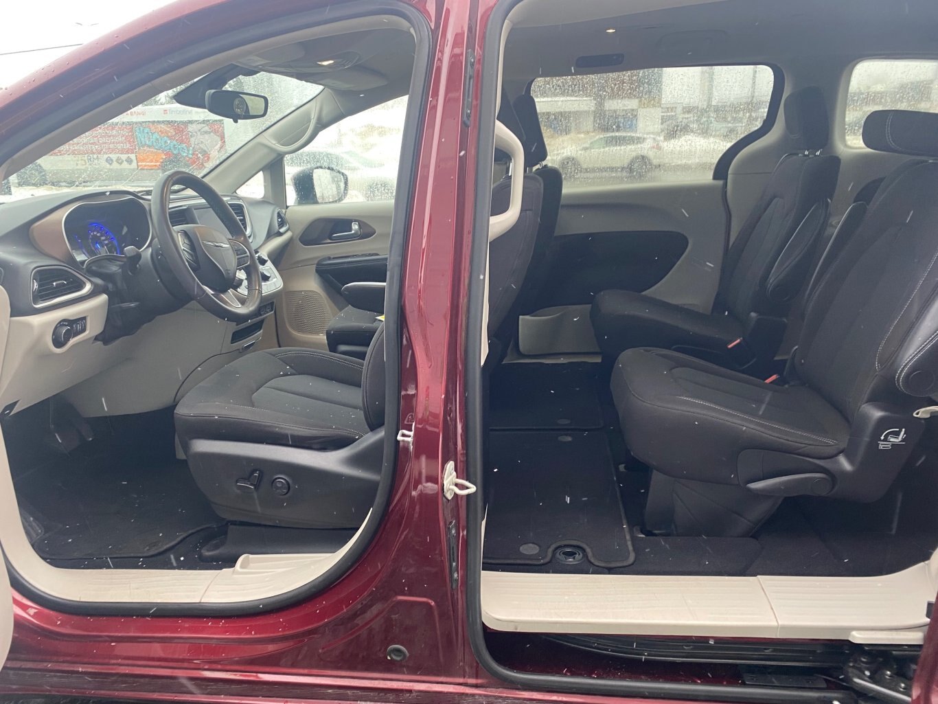 2022 CHRYSLER GRAND CARAVAN SXT FRONT WHEEL DRIVE (PREVIOUS RENTAL) WITH POWER SLIDING DOORS, REAR VIEW CAMERA, HEATED SEATS, REMOTE START AND HEATED STEERING WHEEL!!