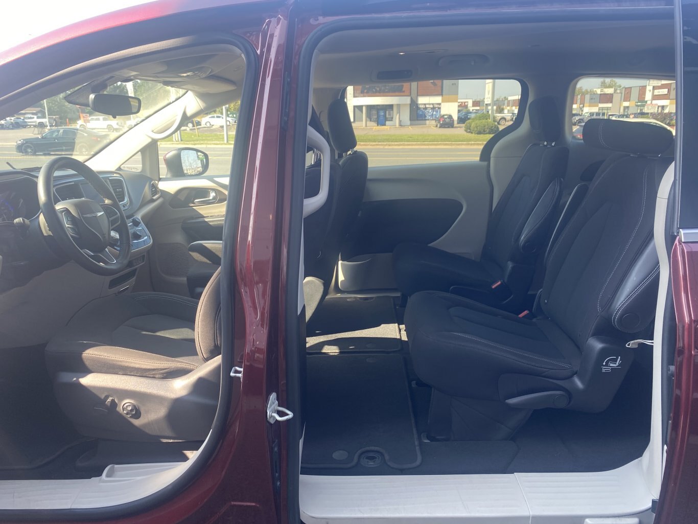 2022 CHRYSLER GRAND CARAVAN SXT FRONT WHEEL DRIVE (PREVIOUS RENTAL) WITH POWER SLIDING DOORS, REAR VIEW CAMERA, HEATED SEATS, REMOTE START AND HEATED STEERING WHEEL!!