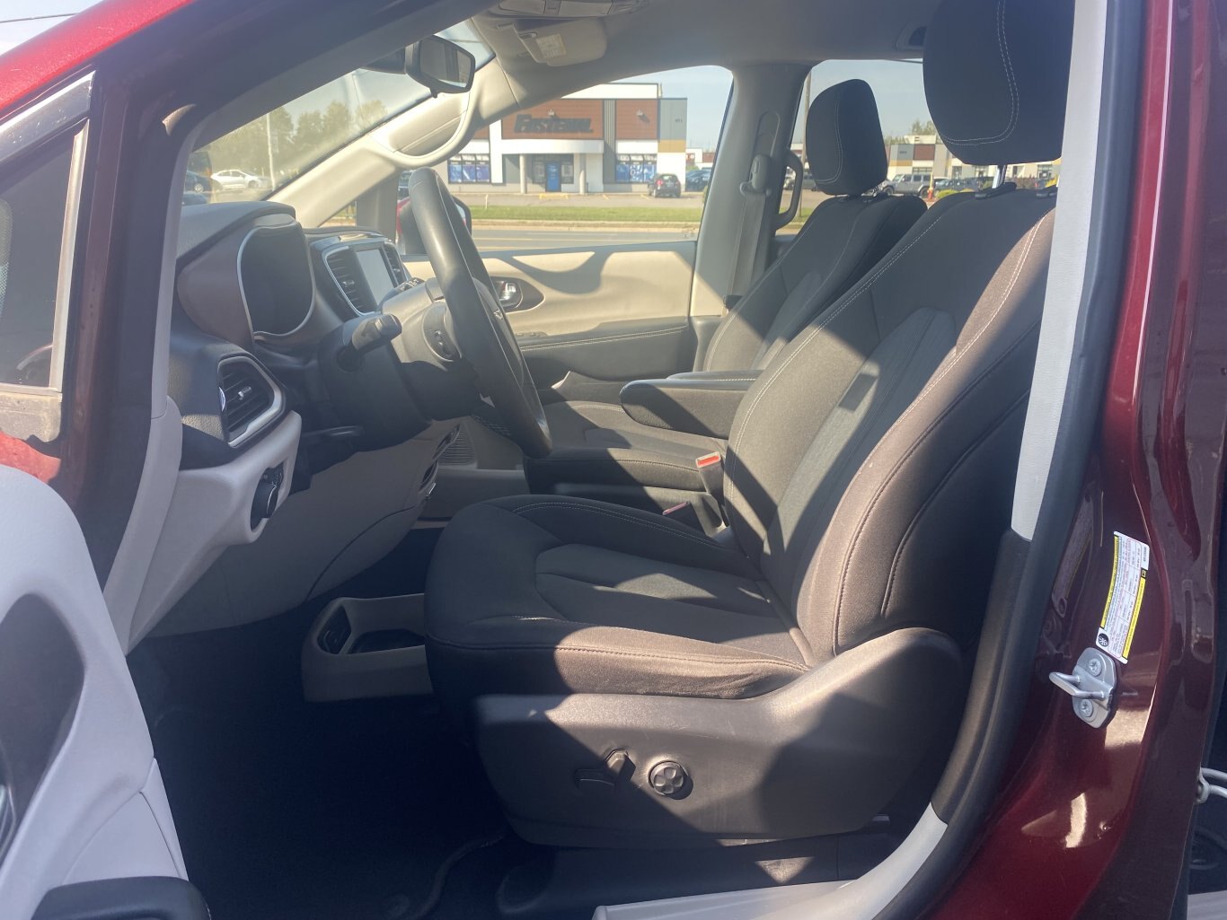 2022 CHRYSLER GRAND CARAVAN SXT FRONT WHEEL DRIVE (PREVIOUS RENTAL) WITH POWER SLIDING DOORS, REAR VIEW CAMERA, HEATED SEATS, REMOTE START AND HEATED STEERING WHEEL!!