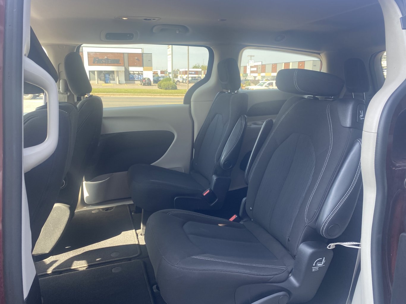 2022 CHRYSLER GRAND CARAVAN SXT FRONT WHEEL DRIVE (PREVIOUS RENTAL) WITH POWER SLIDING DOORS, REAR VIEW CAMERA, HEATED SEATS, REMOTE START AND HEATED STEERING WHEEL!!