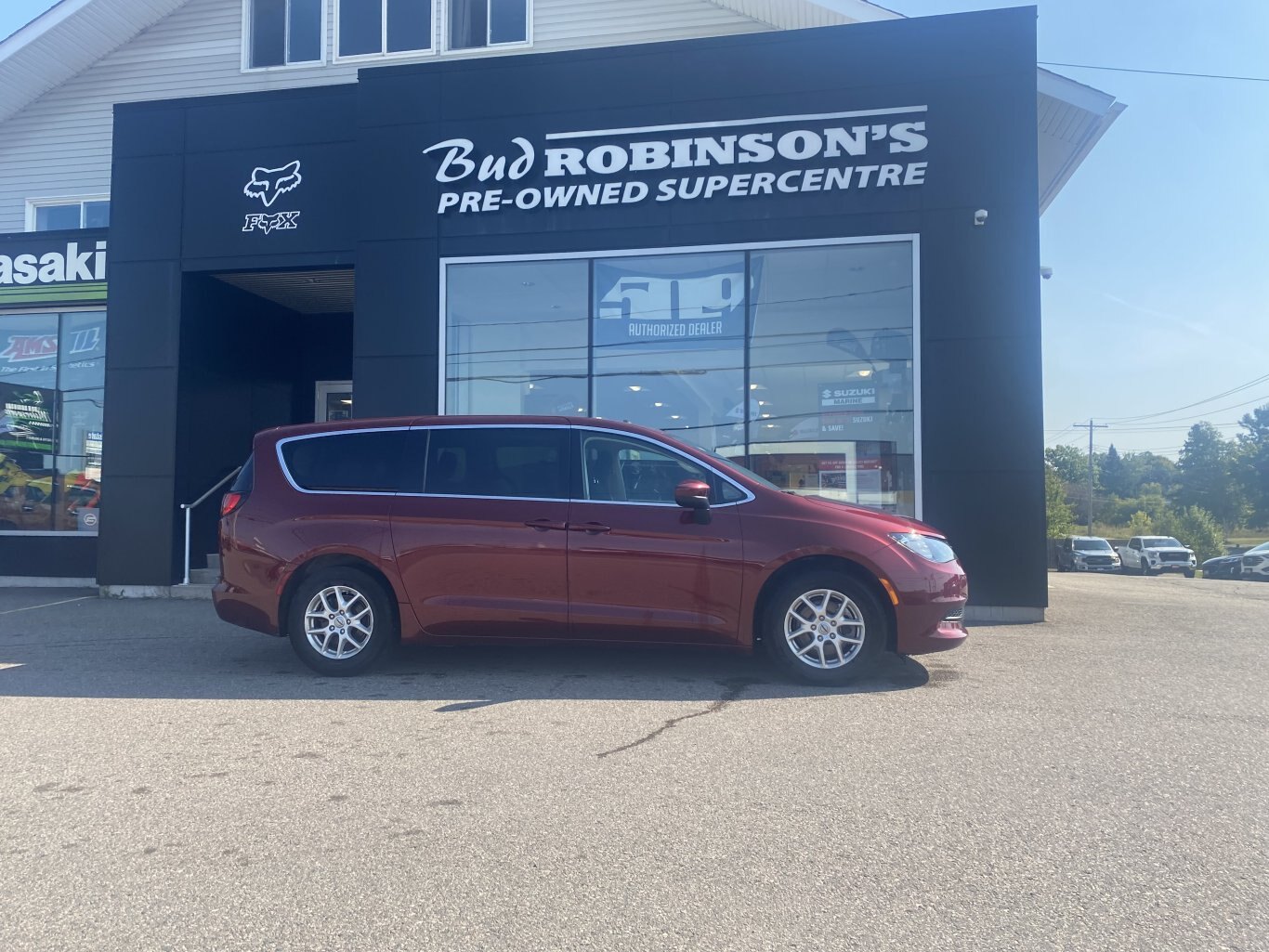 2022 CHRYSLER GRAND CARAVAN SXT FRONT WHEEL DRIVE (PREVIOUS RENTAL) WITH POWER SLIDING DOORS, REAR VIEW CAMERA, HEATED SEATS, REMOTE START AND HEATED STEERING WHEEL!!