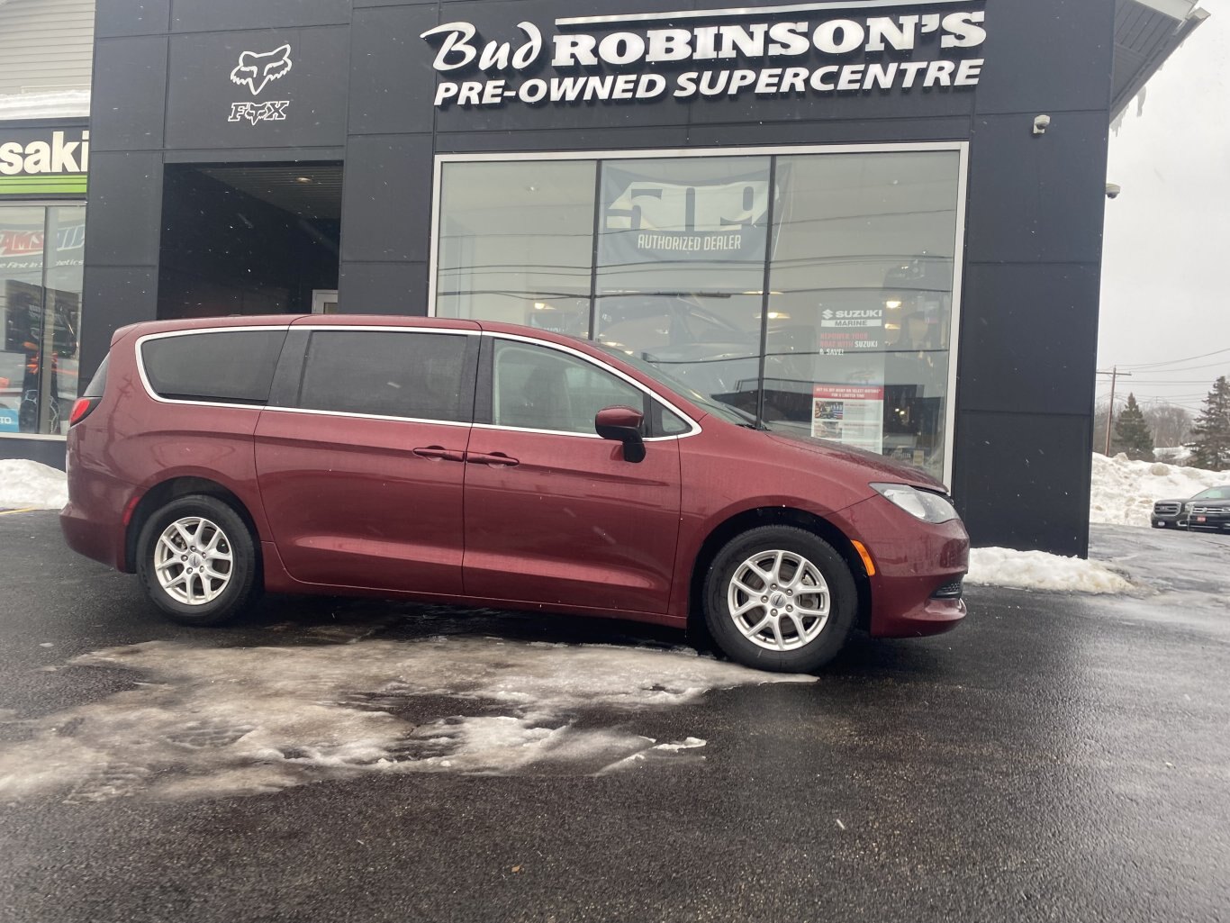 2022 CHRYSLER GRAND CARAVAN SXT FRONT WHEEL DRIVE (PREVIOUS RENTAL) WITH POWER SLIDING DOORS, REAR VIEW CAMERA, HEATED SEATS, REMOTE START AND HEATED STEERING WHEEL!!