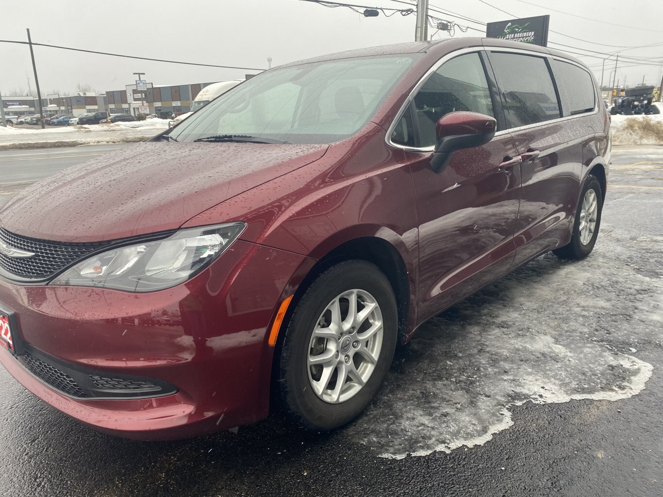 2022 CHRYSLER GRAND CARAVAN SXT FRONT WHEEL DRIVE (PREVIOUS RENTAL) WITH POWER SLIDING DOORS, REAR VIEW CAMERA, HEATED SEATS, REMOTE START AND HEATED STEERING WHEEL!!