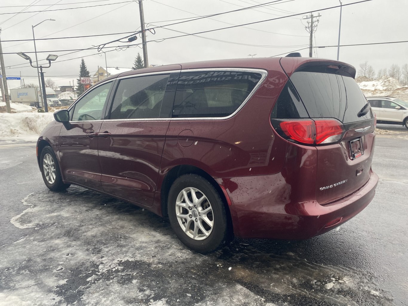 2022 CHRYSLER GRAND CARAVAN SXT FRONT WHEEL DRIVE (PREVIOUS RENTAL) WITH POWER SLIDING DOORS, REAR VIEW CAMERA, HEATED SEATS, REMOTE START AND HEATED STEERING WHEEL!!