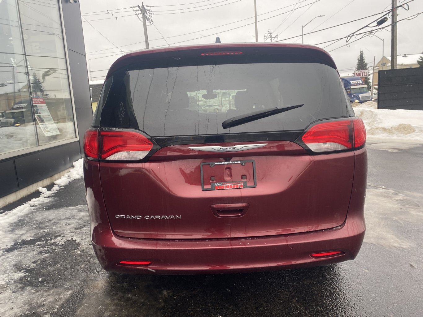 2022 CHRYSLER GRAND CARAVAN SXT FRONT WHEEL DRIVE (PREVIOUS RENTAL) WITH POWER SLIDING DOORS, REAR VIEW CAMERA, HEATED SEATS, REMOTE START AND HEATED STEERING WHEEL!!