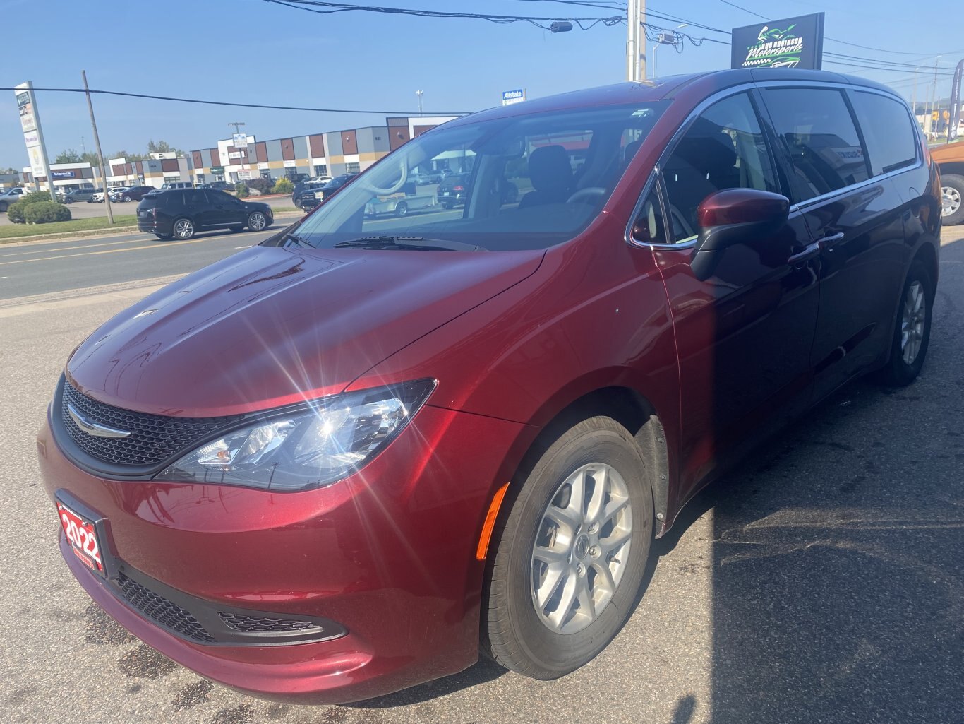 2022 CHRYSLER GRAND CARAVAN SXT FRONT WHEEL DRIVE (PREVIOUS RENTAL) WITH POWER SLIDING DOORS, REAR VIEW CAMERA, HEATED SEATS, REMOTE START AND HEATED STEERING WHEEL!!