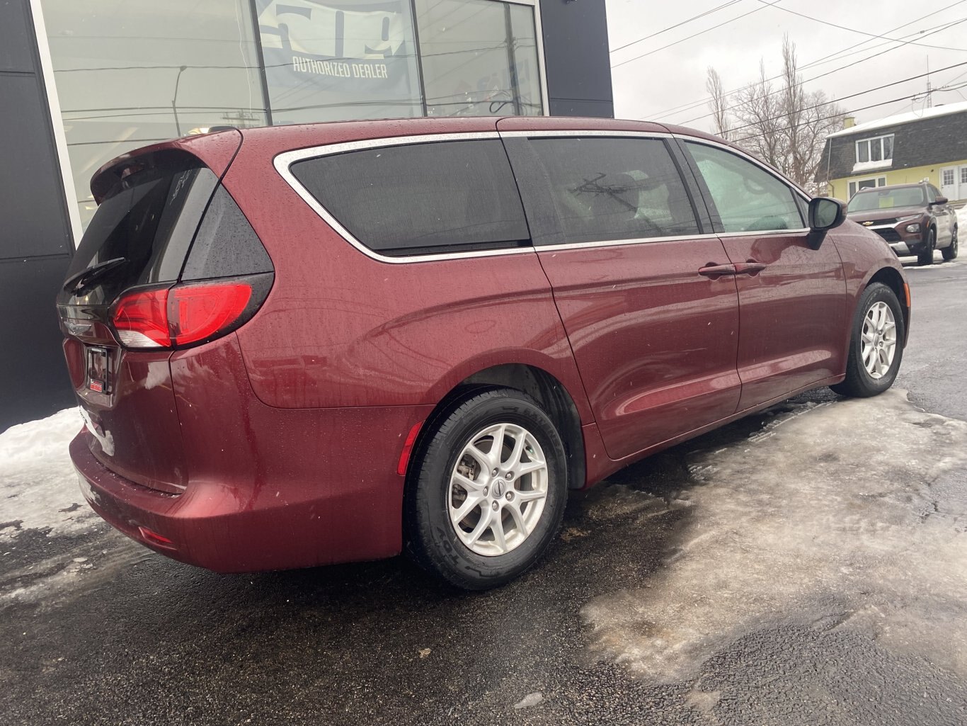 2022 CHRYSLER GRAND CARAVAN SXT FRONT WHEEL DRIVE (PREVIOUS RENTAL) WITH POWER SLIDING DOORS, REAR VIEW CAMERA, HEATED SEATS, REMOTE START AND HEATED STEERING WHEEL!!