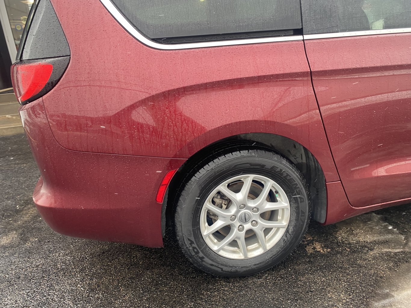 2022 CHRYSLER GRAND CARAVAN SXT FRONT WHEEL DRIVE (PREVIOUS RENTAL) WITH POWER SLIDING DOORS, REAR VIEW CAMERA, HEATED SEATS, REMOTE START AND HEATED STEERING WHEEL!!