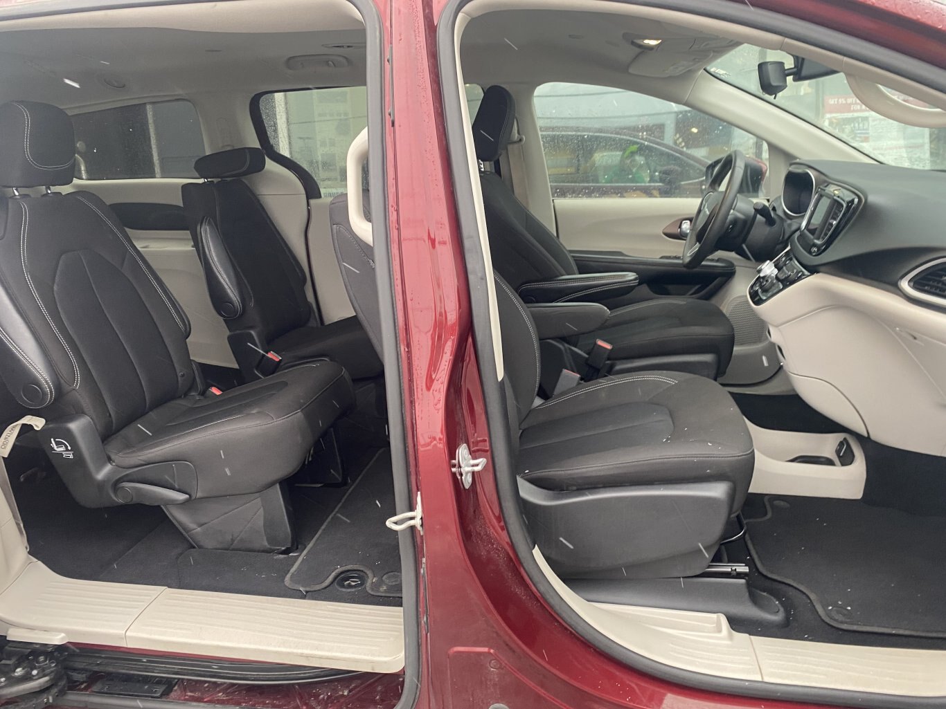 2022 CHRYSLER GRAND CARAVAN SXT FRONT WHEEL DRIVE (PREVIOUS RENTAL) WITH POWER SLIDING DOORS, REAR VIEW CAMERA, HEATED SEATS, REMOTE START AND HEATED STEERING WHEEL!!