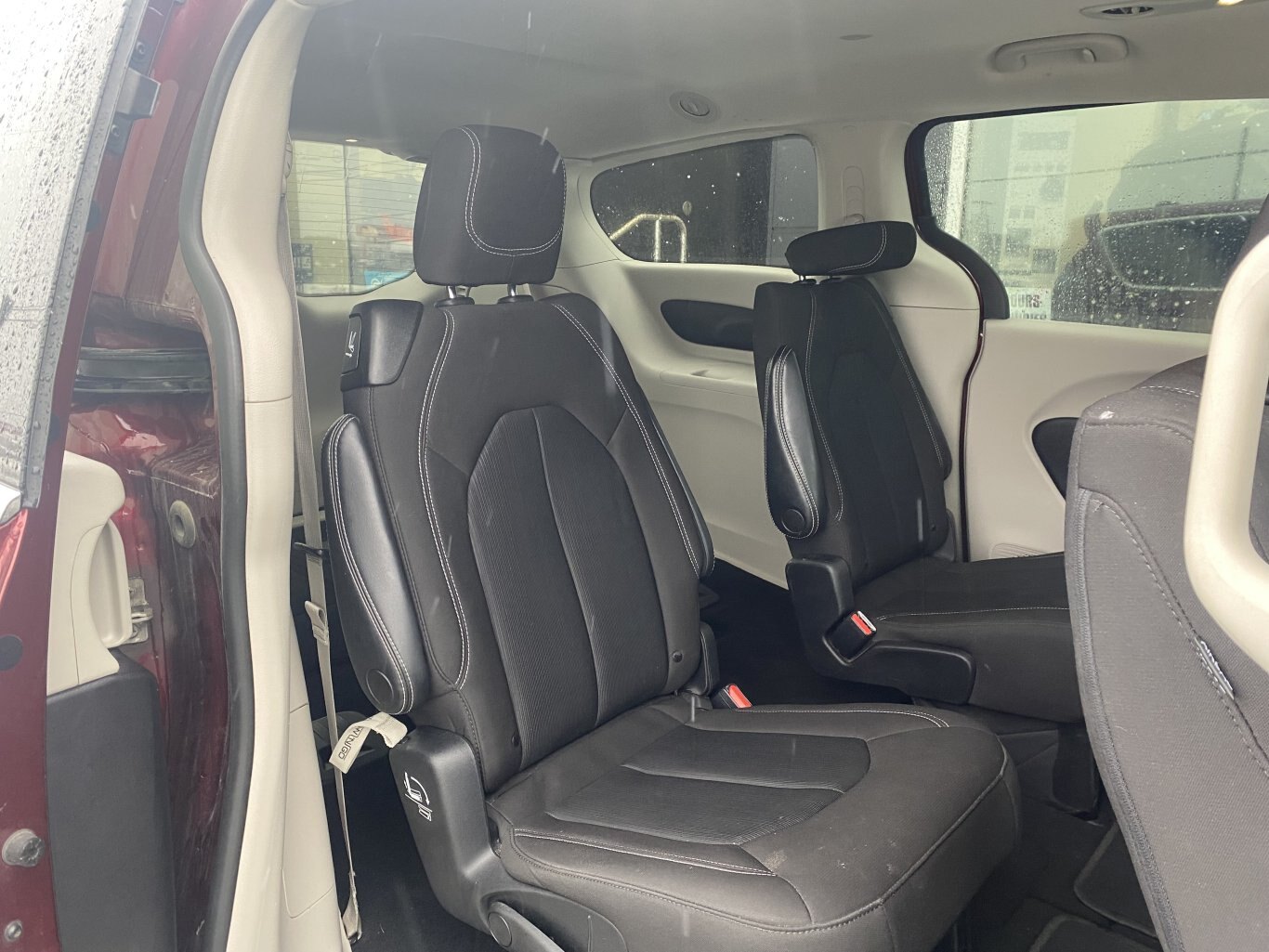 2022 CHRYSLER GRAND CARAVAN SXT FRONT WHEEL DRIVE (PREVIOUS RENTAL) WITH POWER SLIDING DOORS, REAR VIEW CAMERA, HEATED SEATS, REMOTE START AND HEATED STEERING WHEEL!!