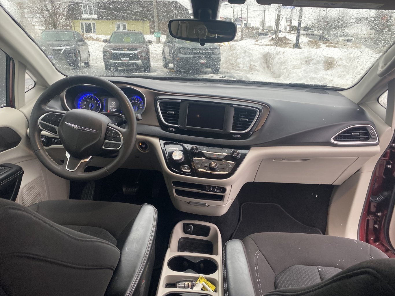 2022 CHRYSLER GRAND CARAVAN SXT FRONT WHEEL DRIVE (PREVIOUS RENTAL) WITH POWER SLIDING DOORS, REAR VIEW CAMERA, HEATED SEATS, REMOTE START AND HEATED STEERING WHEEL!!