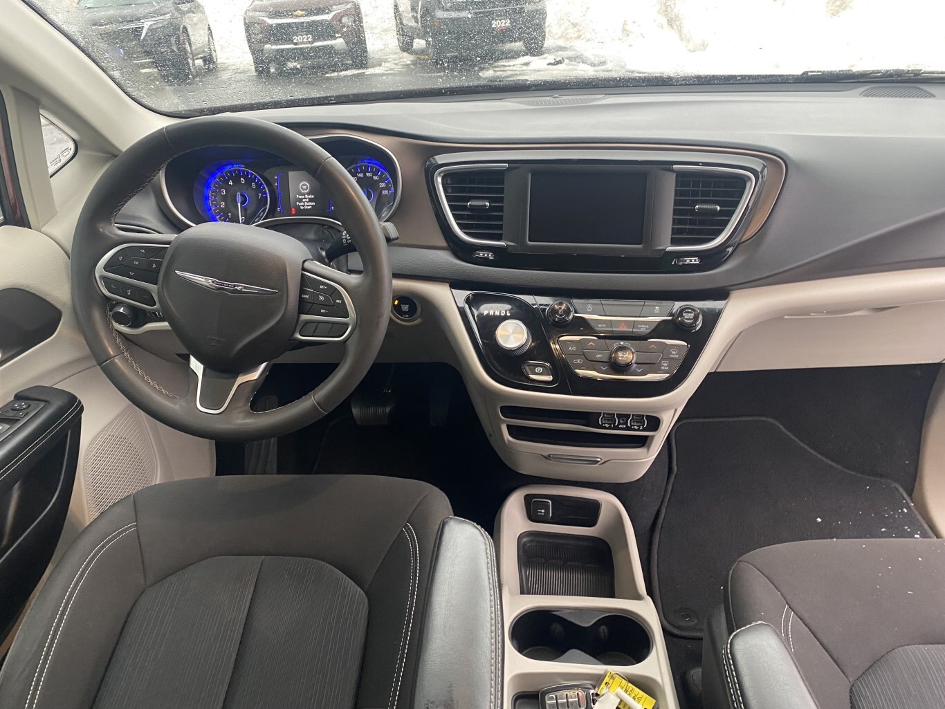 2022 CHRYSLER GRAND CARAVAN SXT FRONT WHEEL DRIVE (PREVIOUS RENTAL) WITH POWER SLIDING DOORS, REAR VIEW CAMERA, HEATED SEATS, REMOTE START AND HEATED STEERING WHEEL!!