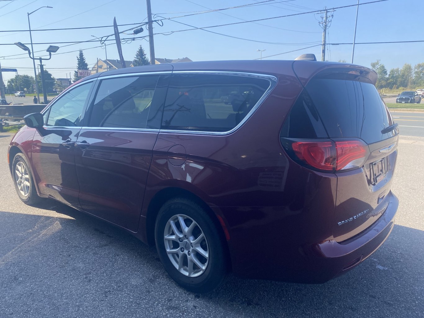 2022 CHRYSLER GRAND CARAVAN SXT FRONT WHEEL DRIVE (PREVIOUS RENTAL) WITH POWER SLIDING DOORS, REAR VIEW CAMERA, HEATED SEATS, REMOTE START AND HEATED STEERING WHEEL!!