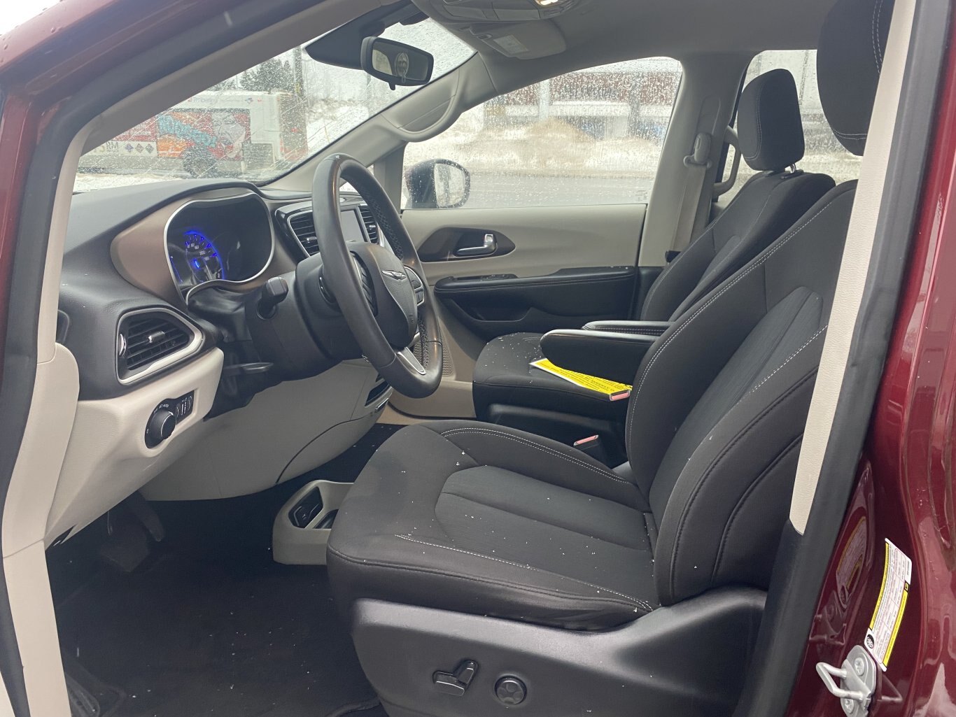 2022 CHRYSLER GRAND CARAVAN SXT FRONT WHEEL DRIVE (PREVIOUS RENTAL) WITH POWER SLIDING DOORS, REAR VIEW CAMERA, HEATED SEATS, REMOTE START AND HEATED STEERING WHEEL!!