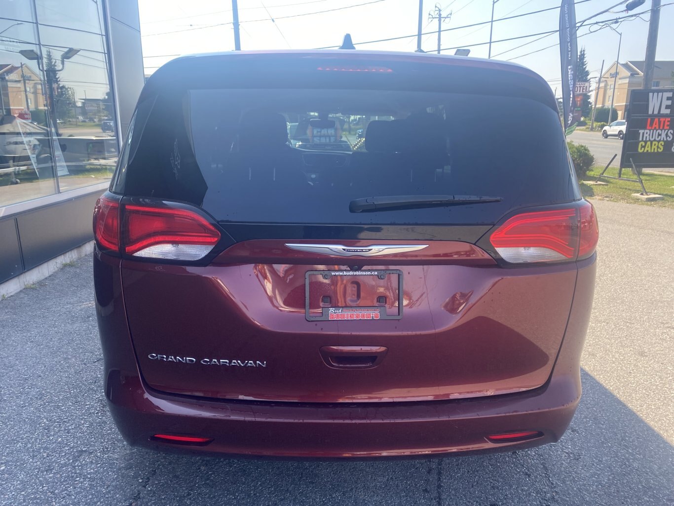 2022 CHRYSLER GRAND CARAVAN SXT FRONT WHEEL DRIVE (PREVIOUS RENTAL) WITH POWER SLIDING DOORS, REAR VIEW CAMERA, HEATED SEATS, REMOTE START AND HEATED STEERING WHEEL!!