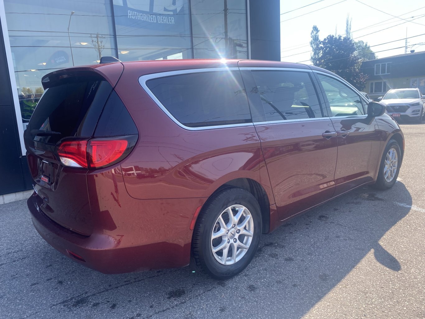 2022 CHRYSLER GRAND CARAVAN SXT FRONT WHEEL DRIVE (PREVIOUS RENTAL) WITH POWER SLIDING DOORS, REAR VIEW CAMERA, HEATED SEATS, REMOTE START AND HEATED STEERING WHEEL!!