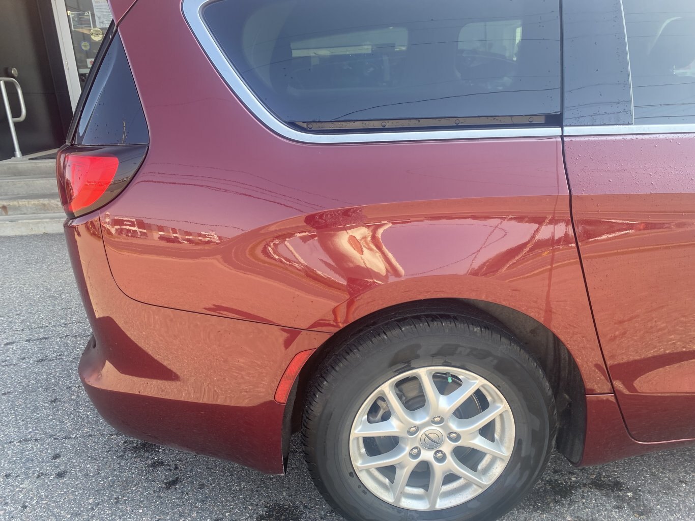 2022 CHRYSLER GRAND CARAVAN SXT FRONT WHEEL DRIVE (PREVIOUS RENTAL) WITH POWER SLIDING DOORS, REAR VIEW CAMERA, HEATED SEATS, REMOTE START AND HEATED STEERING WHEEL!!