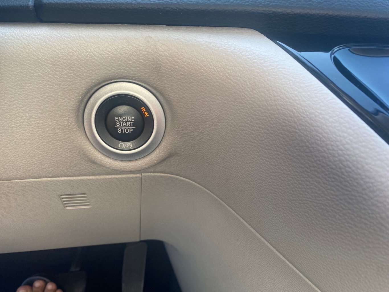 2022 CHRYSLER GRAND CARAVAN SXT FRONT WHEEL DRIVE (PREVIOUS RENTAL) WITH POWER SLIDING DOORS, REAR VIEW CAMERA, HEATED SEATS, REMOTE START AND HEATED STEERING WHEEL!!