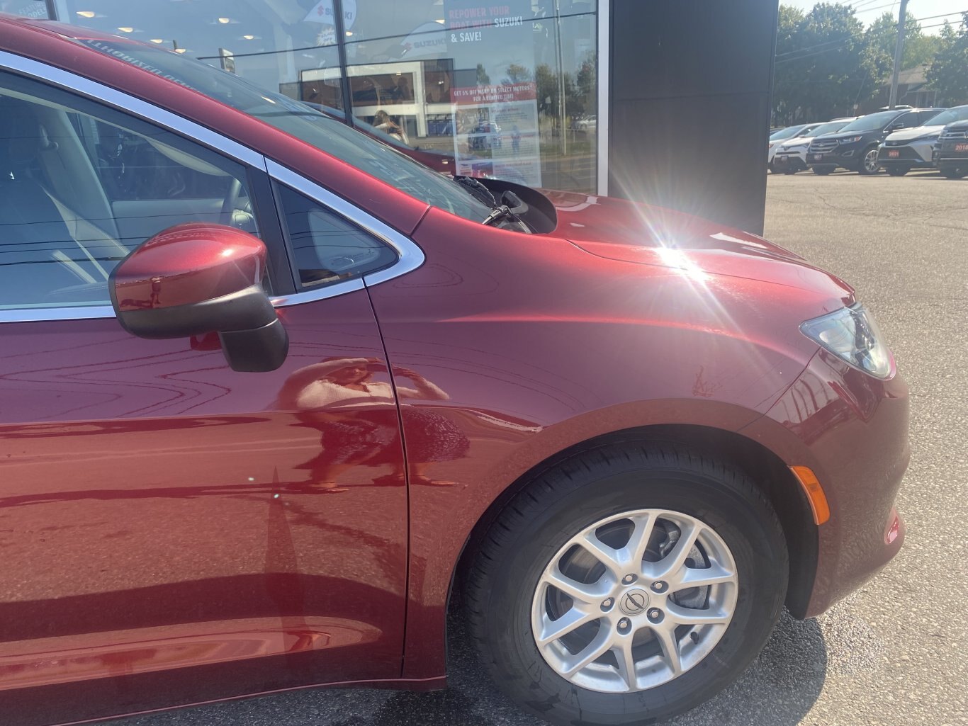 2022 CHRYSLER GRAND CARAVAN SXT FRONT WHEEL DRIVE (PREVIOUS RENTAL) WITH POWER SLIDING DOORS, REAR VIEW CAMERA, HEATED SEATS, REMOTE START AND HEATED STEERING WHEEL!!