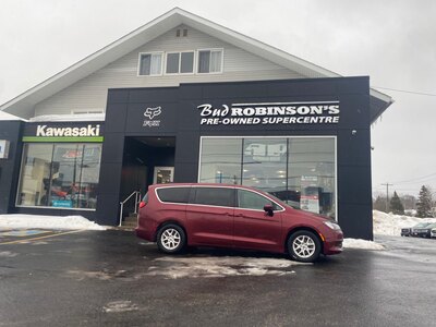 2022 CHRYSLER GRAND CARAVAN SXT FRONT WHEEL DRIVE (PREVIOUS RENTAL) WITH POWER SLIDING DOORS, REAR-VIEW CAMERA, HEATED SEATS, REMOTE START AND HEATED STEERING WHEEL!!