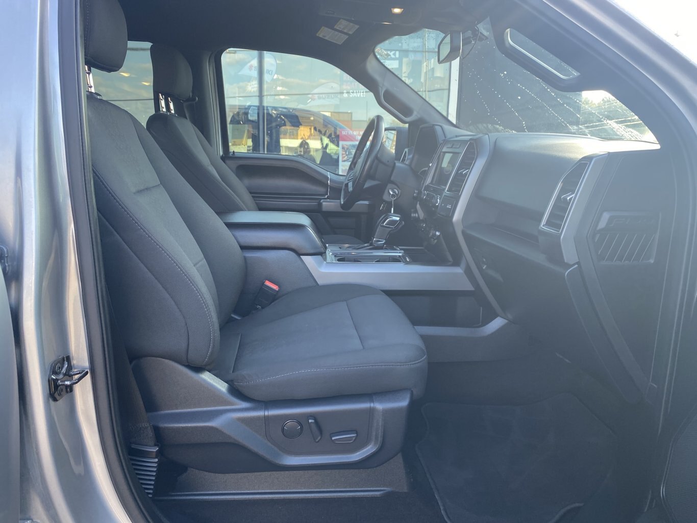 2020 FORD F 150 XLT 4X4 SUPER CREW SPORT WITH HEATED SEATS, REAR VIEW CAMERA AND NAVIGATION!!