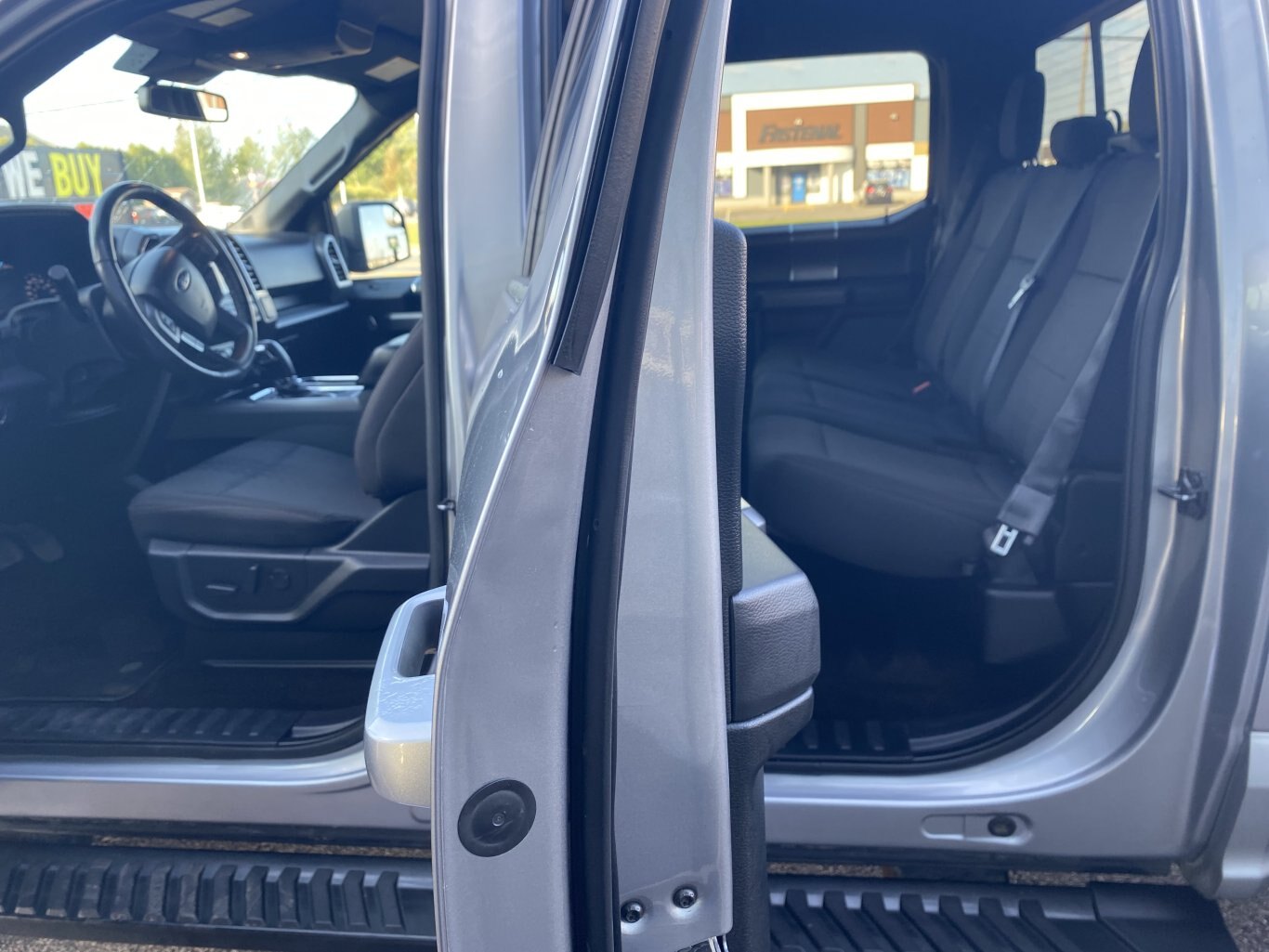 2020 FORD F 150 XLT 4X4 SUPER CREW SPORT WITH HEATED SEATS, REAR VIEW CAMERA AND NAVIGATION!!