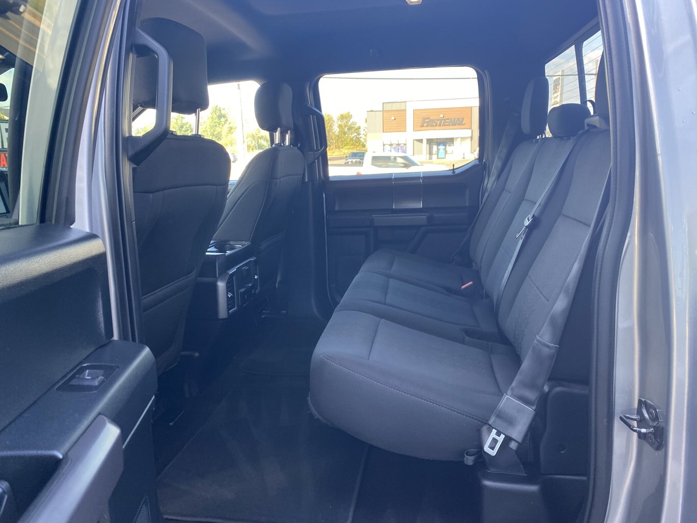 2020 FORD F 150 XLT 4X4 SUPER CREW SPORT WITH HEATED SEATS, REAR VIEW CAMERA AND NAVIGATION!!